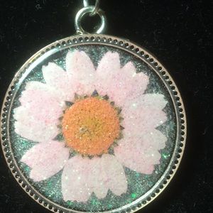 2 inches beautiful real pressed flower 🌸 pendant